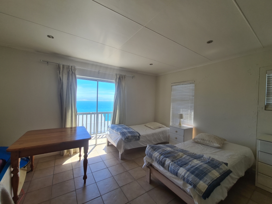 To Let 4 Bedroom Property for Rent in Vleesbaai Western Cape